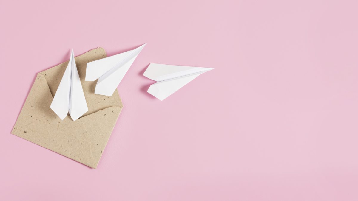Image représentant une lettre avec des avions en papier s'échappant de celle-ci.