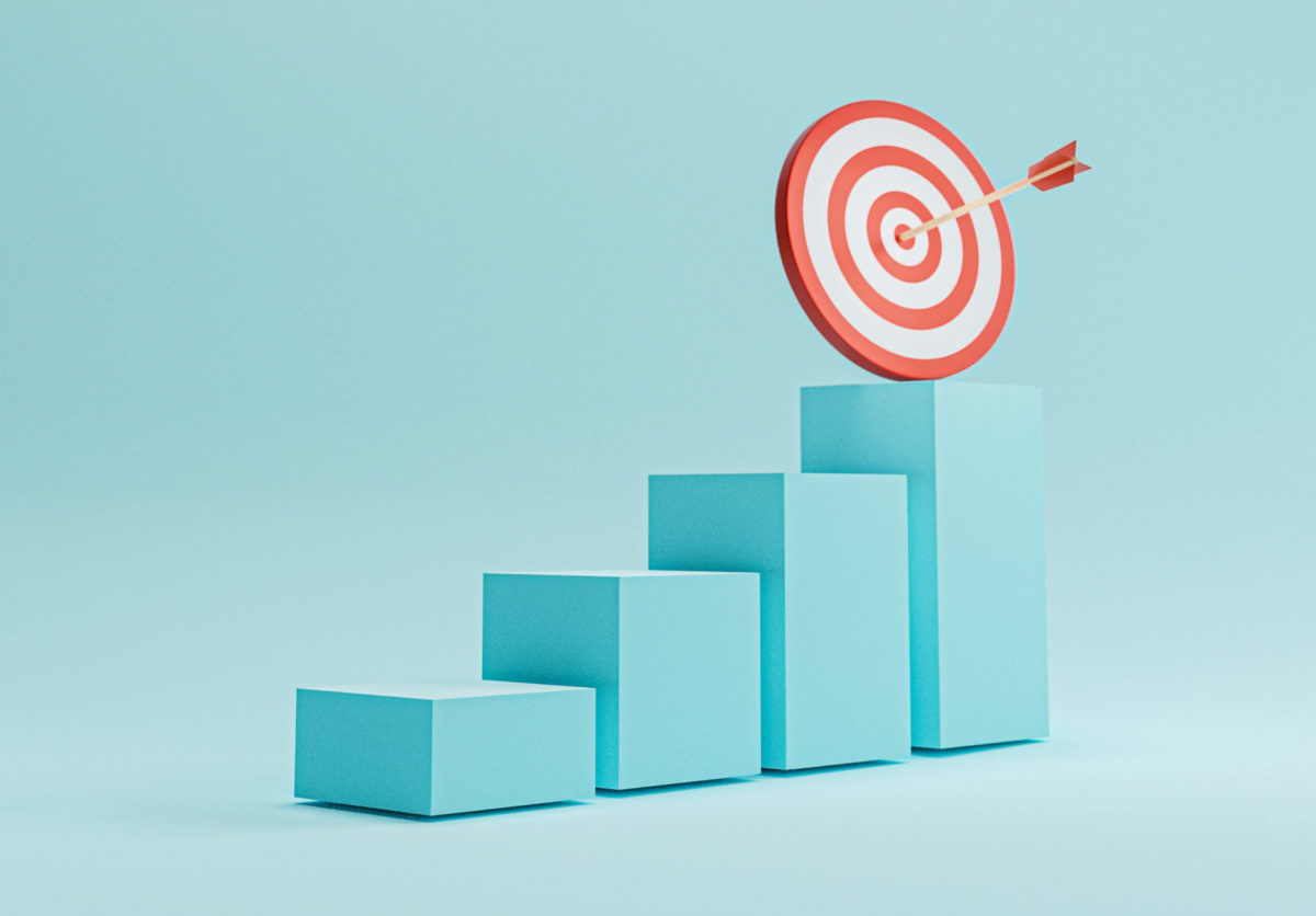 Cible de fléchettes avec flèche sur un graphique à barres croissant pour améliorer la configuration de la cible d'objectif commercial et du concept d'objectif par rendu 3D.