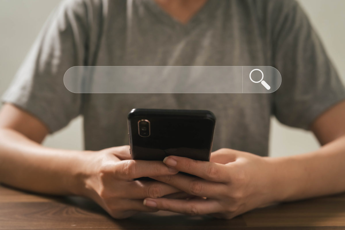 Image d'une femme faisant une recherche sur son téléphone