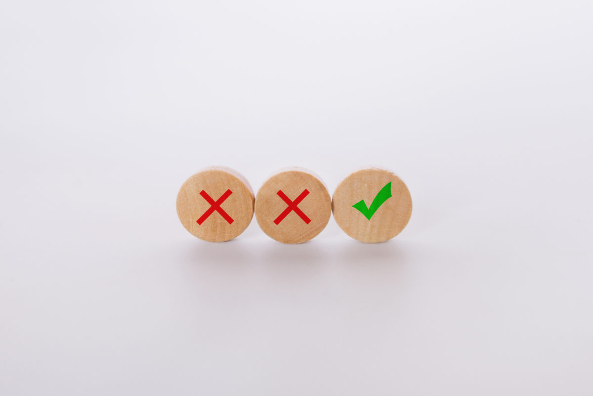 Une image de trois cercles en bois avec deux croix et un symbole "OK