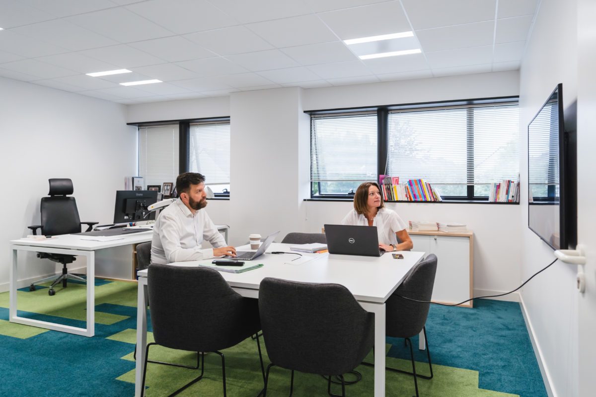 Equipe de 2 en train de regarder des résultats SEO sur un écran