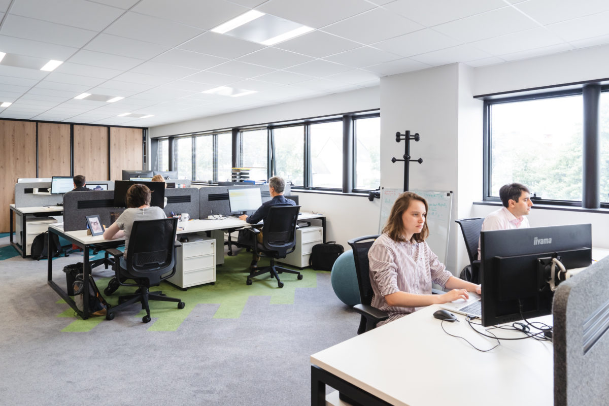 Personnes qui travaillent à leur bureau dans l'open space