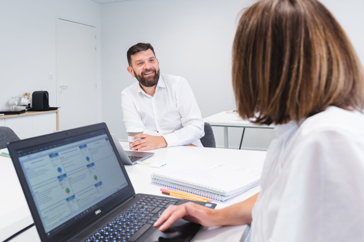 La direction a leur bureau de travail en train de discuter