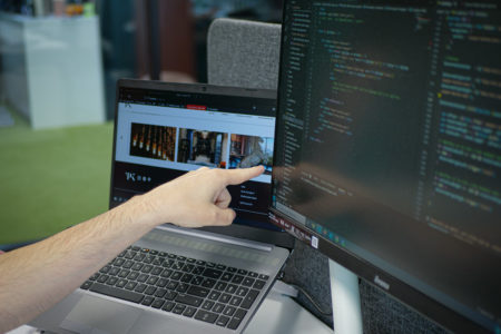 2 écrans avec le front et le back d'un site web