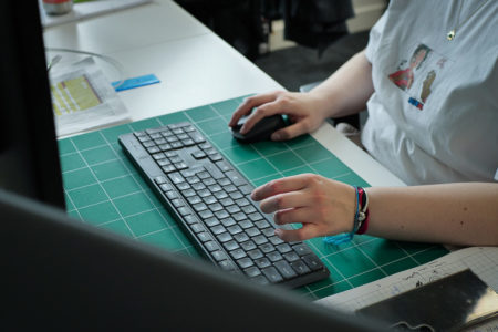 Photo d'un clavier avec des mains qui tapent sur le clavier